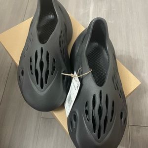 Brand New Adidas Yeezy Foam RNR Onyx Size 5